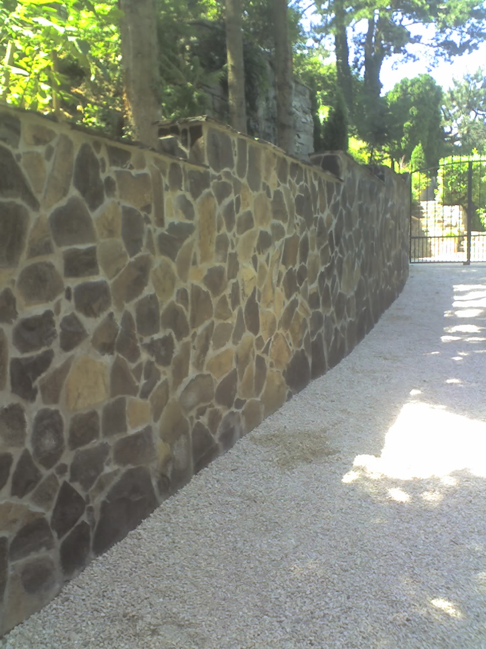 Kő burkolatu kerítés
